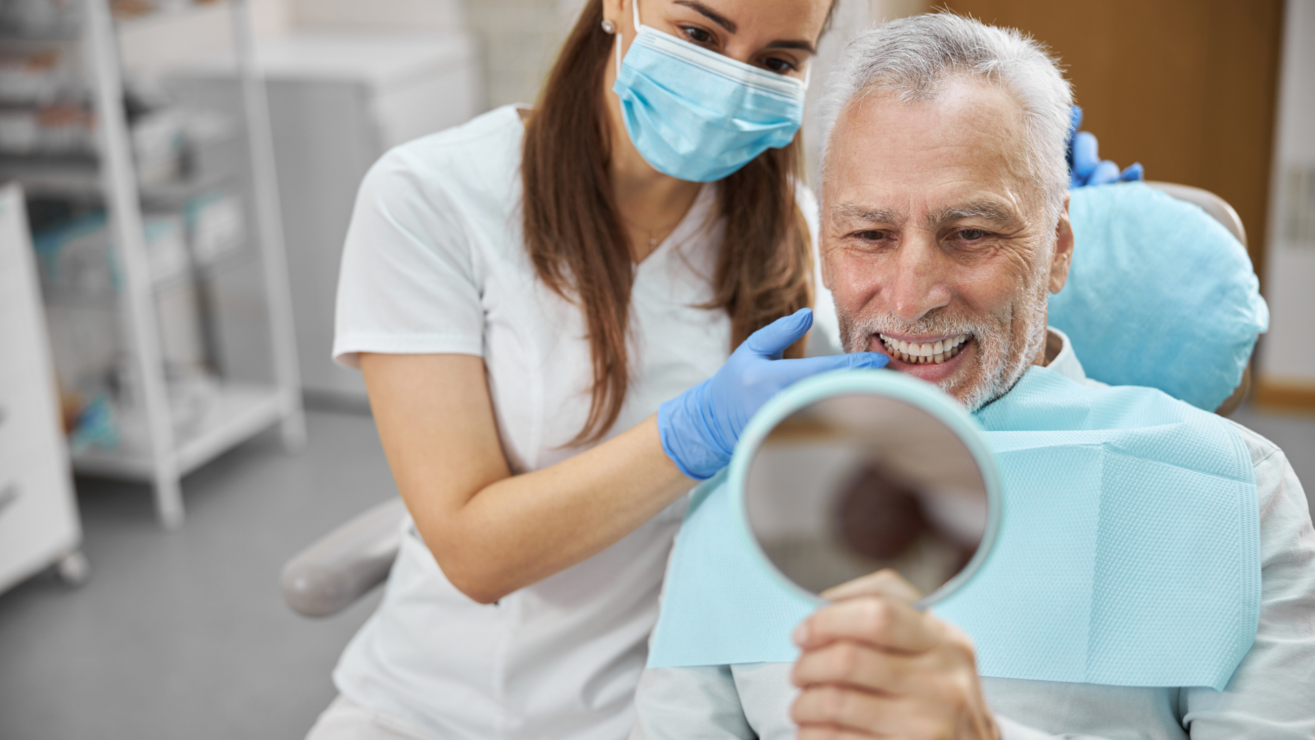 Paciente feliz vendo resultado